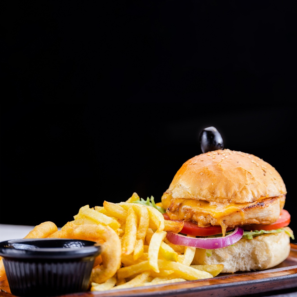 BURGER - GRILLED CHICKEN BURGER WITH CHIPS
